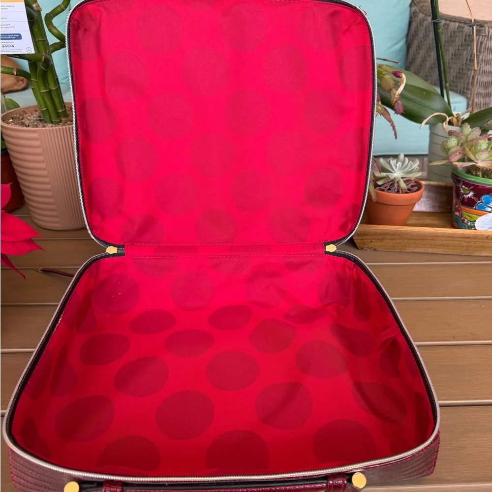 Elegant Red Textured makeup bag - Picture 3 of 4